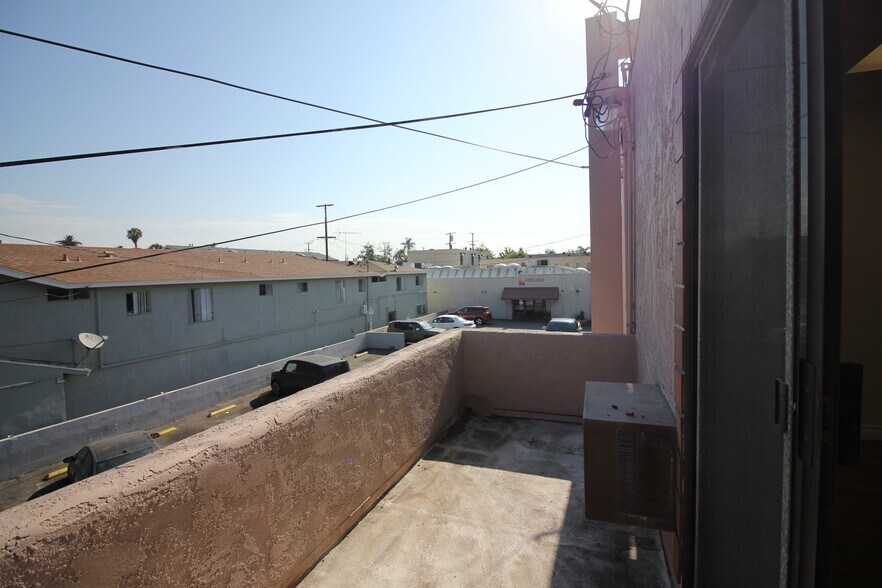 1327 E 4th, Long Beach, CA à louer - Photo de l’immeuble – Image 3 sur 8