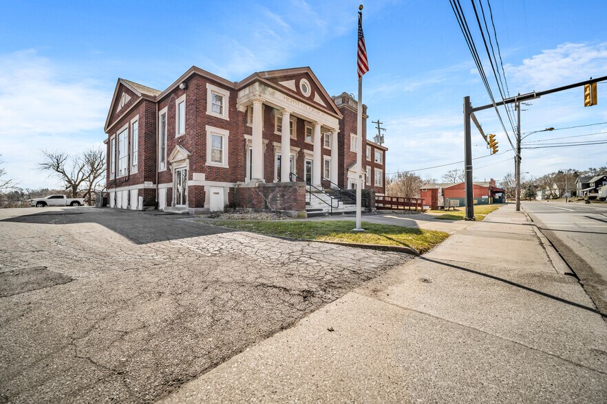 803 N Wooster Rd, Barberton, OH à vendre - Photo de l’immeuble – Image 2 sur 25