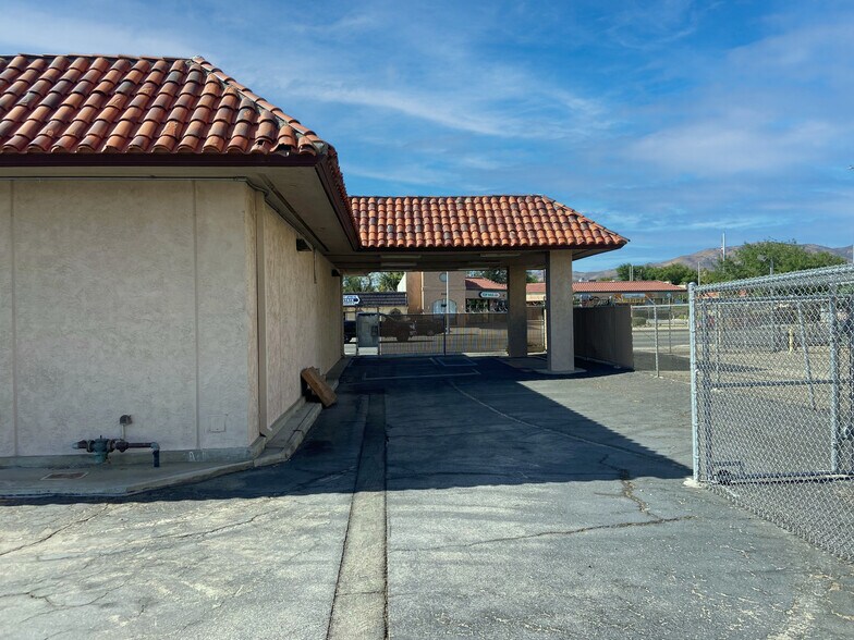 921 E Palmdale Blvd, Palmdale, CA à vendre - Photo de l’immeuble – Image 2 sur 7