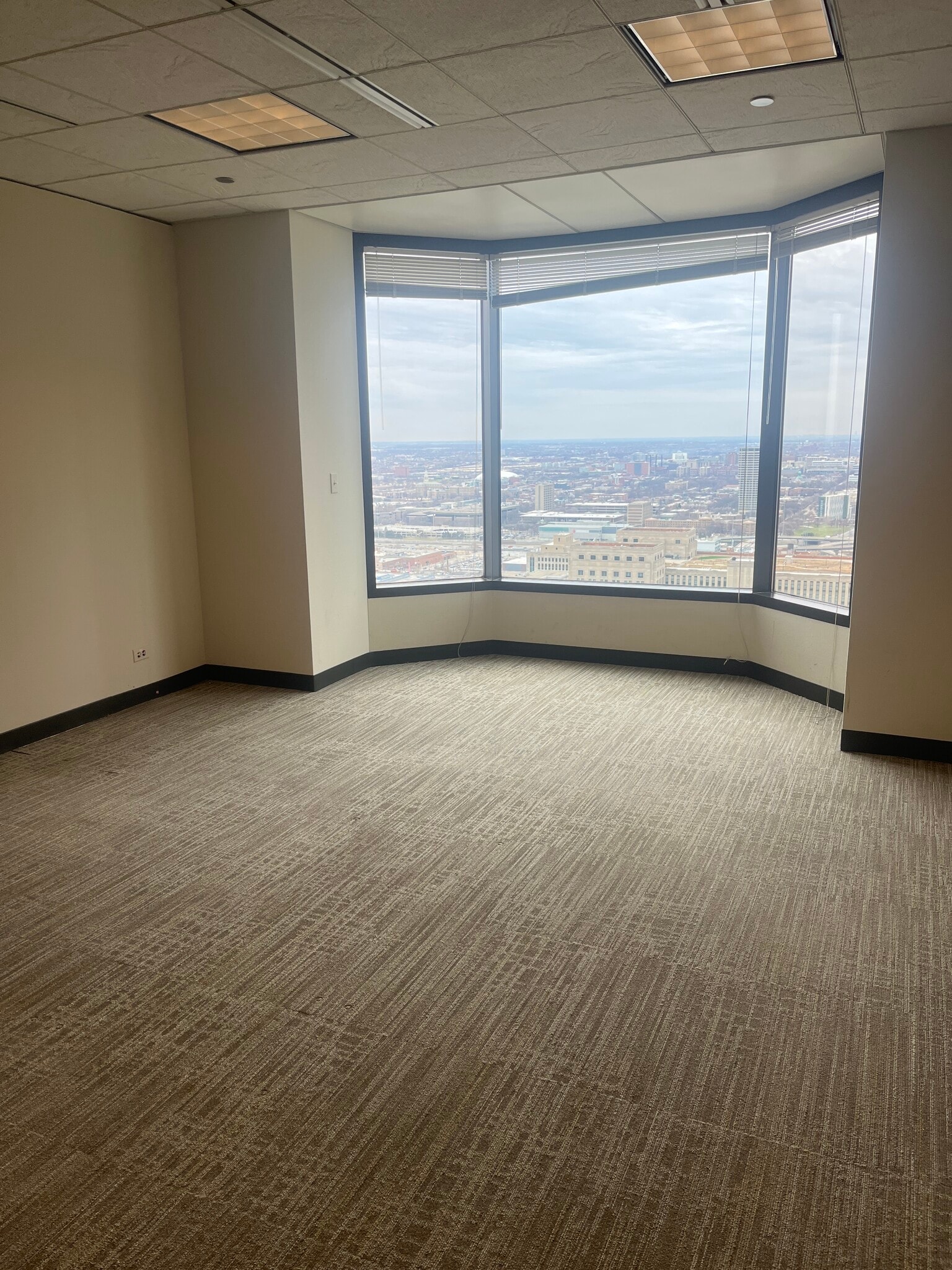 425 S Financial Pl, Chicago, IL à louer Photo de l’immeuble– Image 1 sur 3