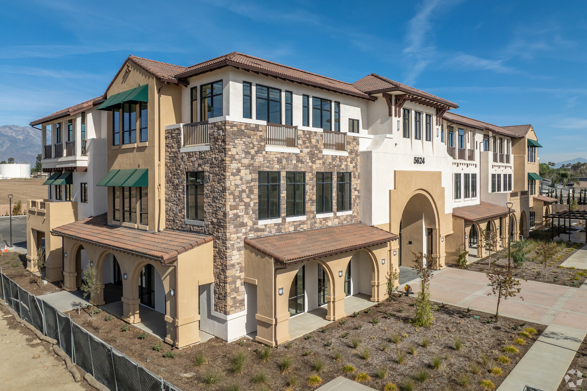 5624 Philadelphia St, Chino, CA à louer Photo de l’immeuble– Image 1 sur 12