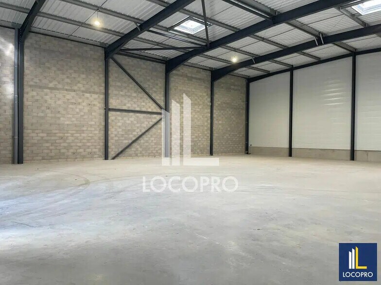 535 Avenue De Berlin, Signes à louer - Photo de l’immeuble – Image 2 sur 6