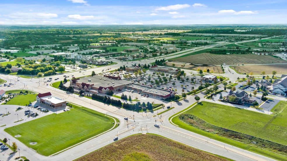 1300-1380 Pabst Farms Blvd, Oconomowoc, WI à louer - Aérien – Image 2 sur 5