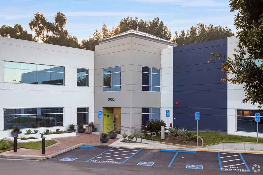3950 Paramount Blvd, Lakewood, CA à louer - Photo principale – Image 1 sur 17