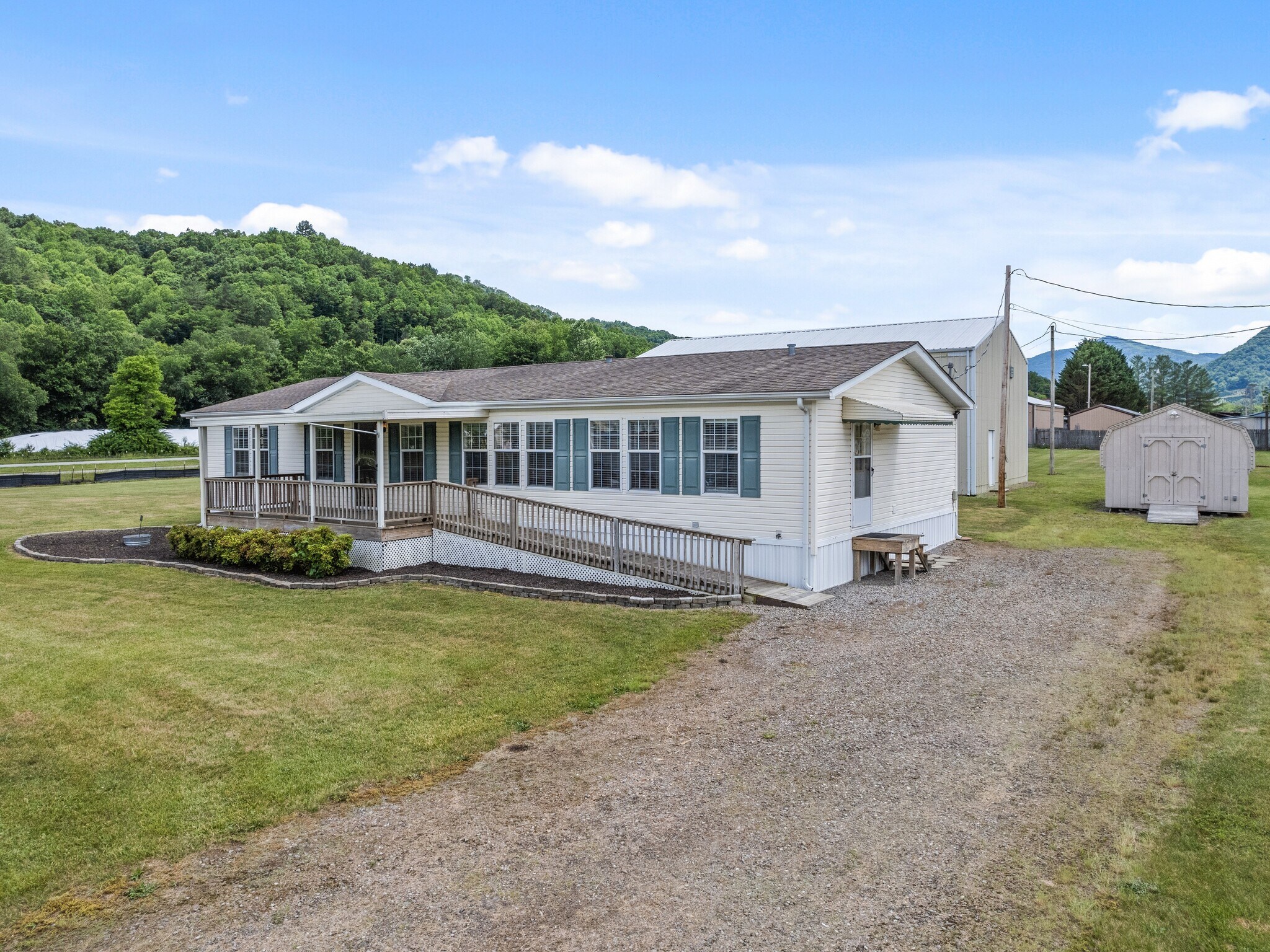 25 Lester Ln, Waynesville, NC à vendre Photo de l’immeuble– Image 1 sur 34