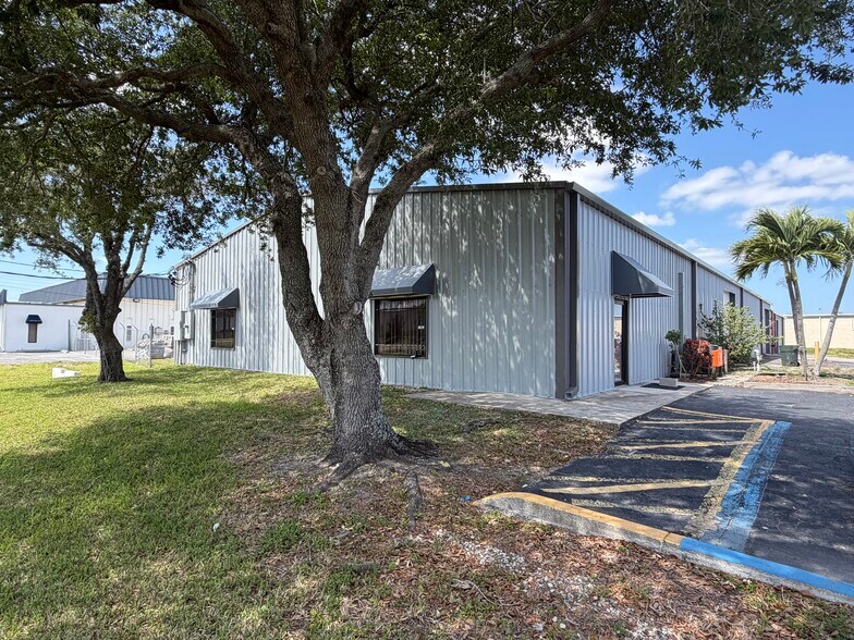 3150 Metro Pky, Fort Myers, FL à louer - Photo de l’immeuble – Image 3 sur 16
