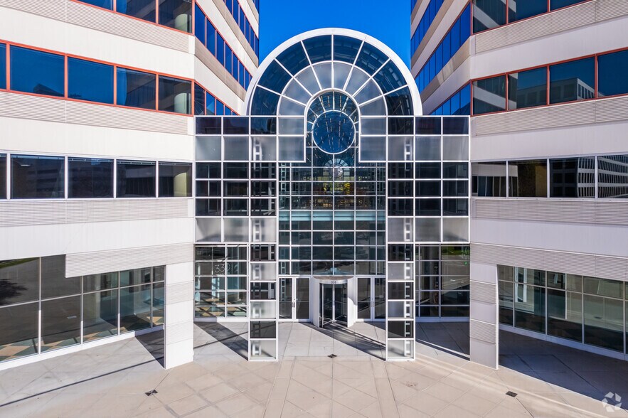 330 E Kilbourn Ave, Milwaukee, WI à louer - Photo de l’immeuble – Image 3 sur 22