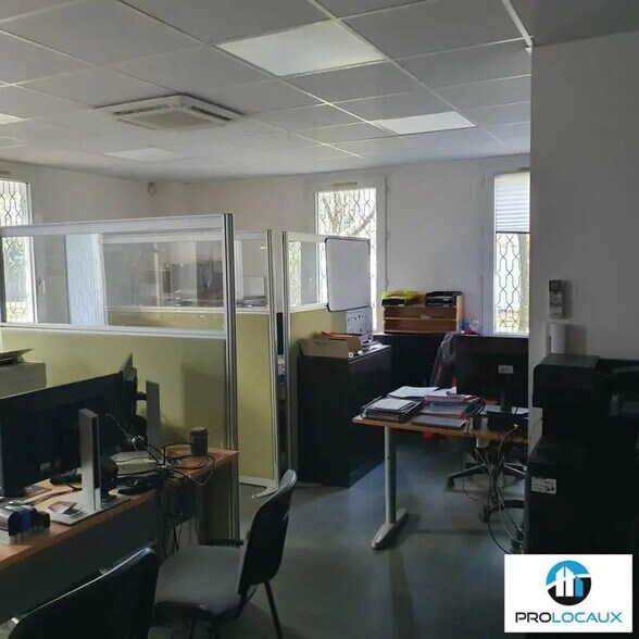 Local d'activités dans SAINT EGREVE à vendre - Photo intérieure – Image 2 sur 6