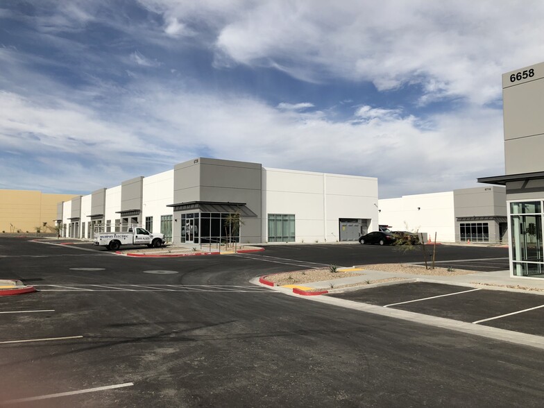 6728 W Sunset Rd, Las Vegas, NV à louer - Photo de l’immeuble – Image 2 sur 9