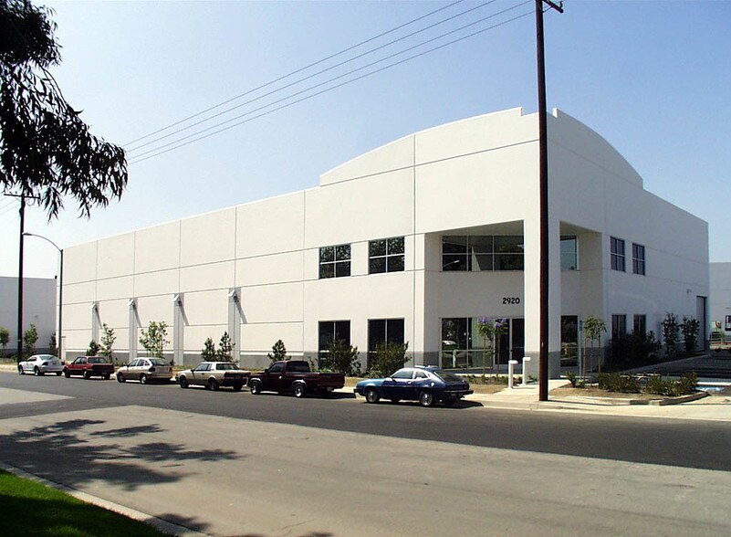 2920 E White Star Ave, Anaheim, CA à louer - Photo de l’immeuble – Image 2 sur 3