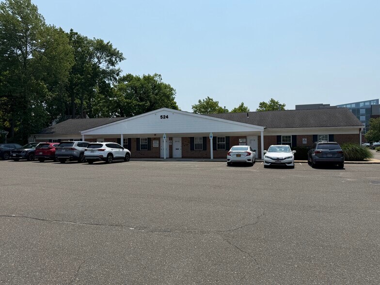 524 E Main St, Riverhead, NY à louer - Photo de l’immeuble – Image 2 sur 8