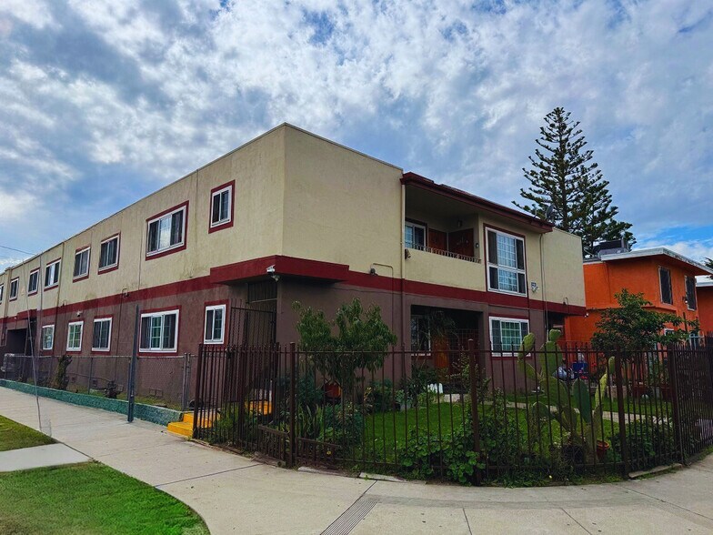 6945 Hinds Ave, North Hollywood, CA à vendre - Photo de l’immeuble – Image 2 sur 9