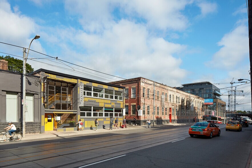 358-376 Dufferin St, Toronto, ON à louer - Photo de l’immeuble – Image 2 sur 4