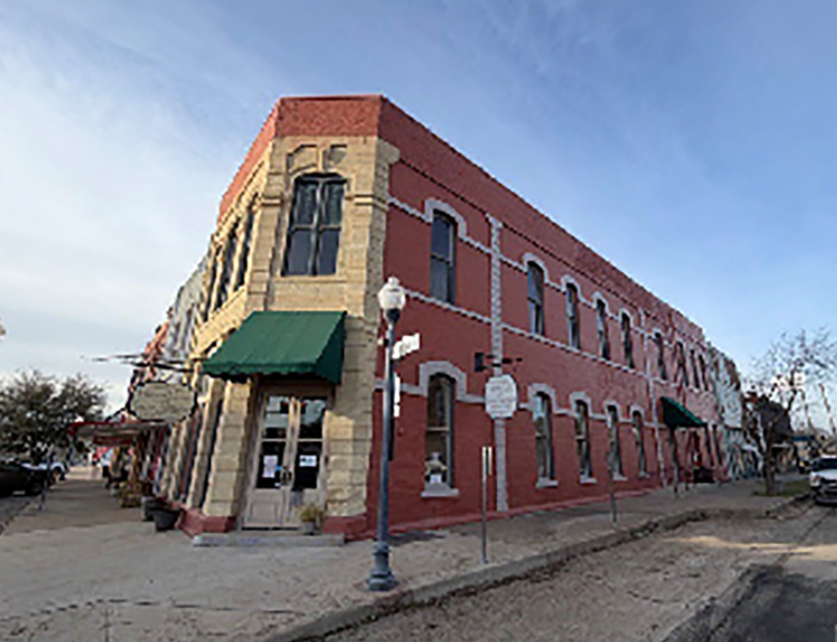 327 N Main St, Bonham, TX à louer Photo de l’immeuble– Image 1 sur 9