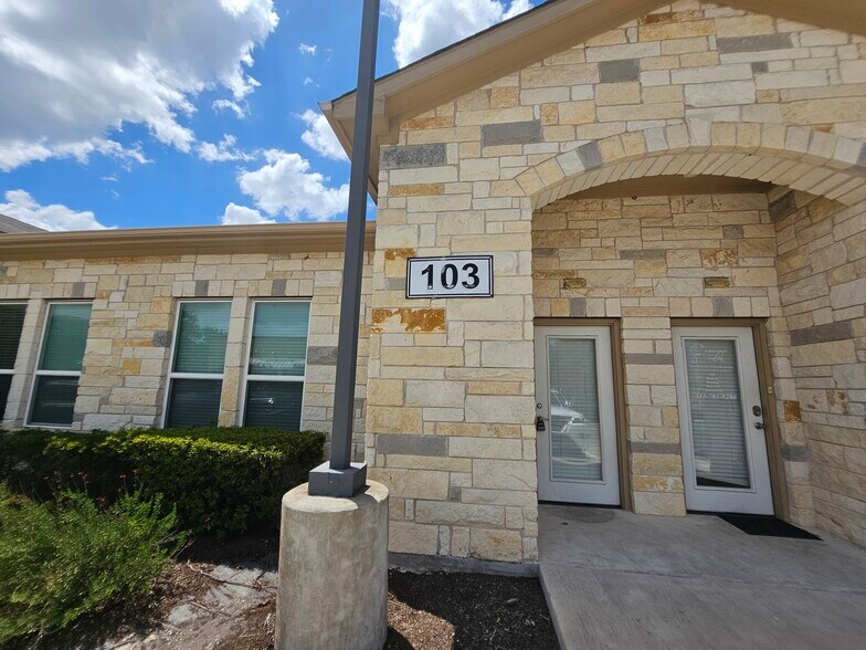1009 W Pecan St, Pflugerville, TX à louer - Photo de l’immeuble – Image 2 sur 35