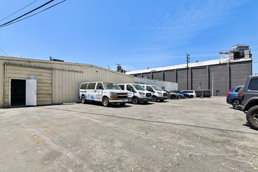 850-858 Lillian Way, Los Angeles, CA à louer - Photo de l’immeuble – Image 3 sur 8