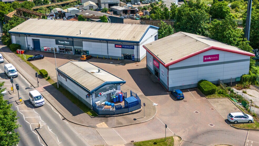 Units 1-5 Mill Way Trading Estate portefeuille de 4 biens à vendre sur LoopNet.fr - Photo de l’immeuble – Image 2 sur 14