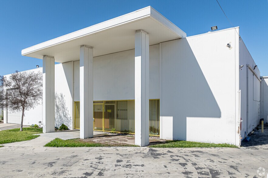 17160 Alburtis Ave, Artesia, CA à louer - Photo principale – Image 1 sur 6