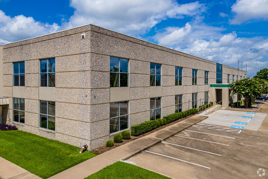 8801 Ambassador Row, Dallas, TX à louer - Photo principale – Image 1 sur 11