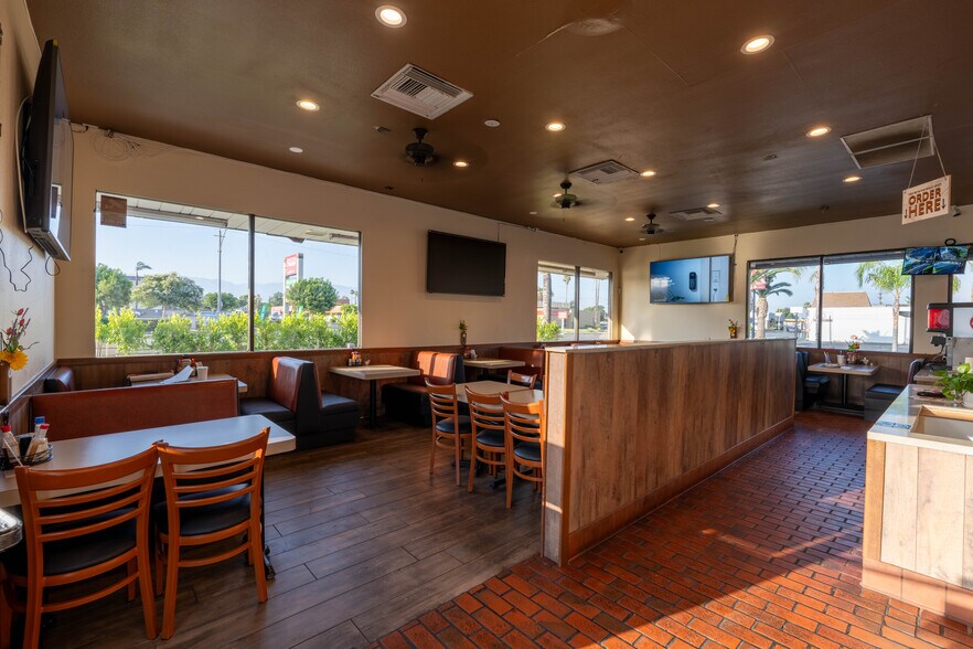 201 W Foothill Blvd, Rialto, CA à vendre - Photo de l’immeuble – Image 3 sur 11