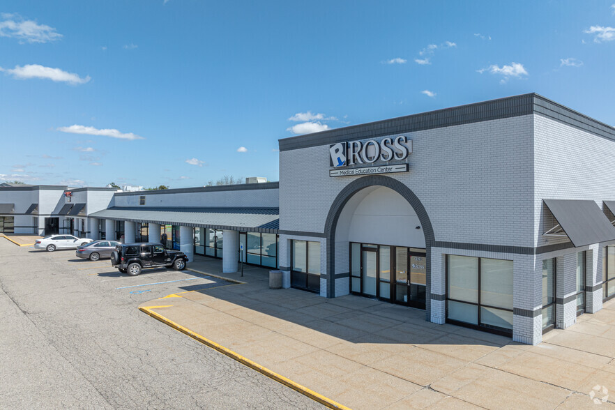 4450-4548 Breton Rd SE, Grand Rapids, MI à louer - Photo de l’immeuble – Image 1 sur 6