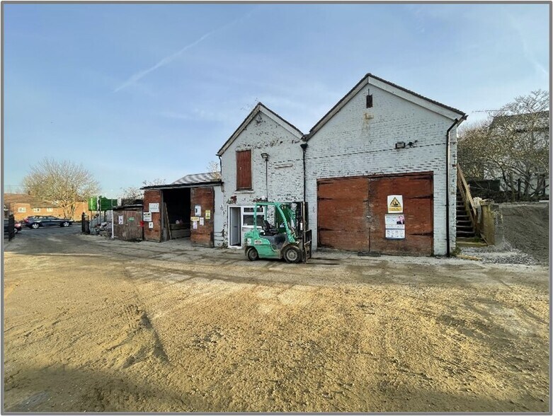 Former Builders Merchants & Car Showroom portefeuille de 2 biens à vendre sur LoopNet.fr - Photo de l’immeuble – Image 3 sur 3