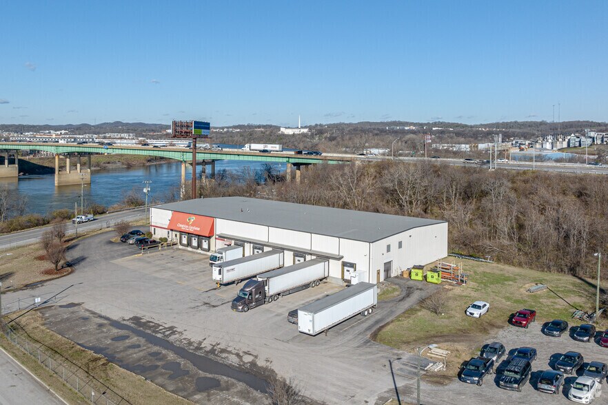 925 Cowan St, Nashville, TN à louer - Photo de l’immeuble – Image 2 sur 13