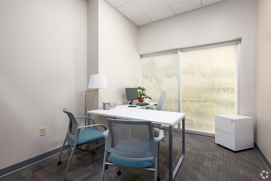 3980 Premier Dr, High Point, NC à louer - Photo de l’immeuble – Image 3 sur 16