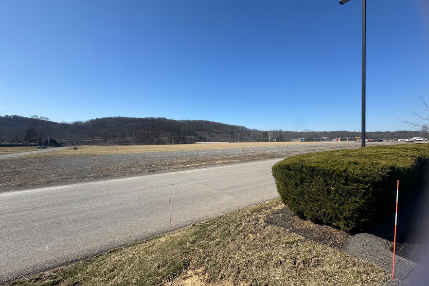 225 Perry Hwy, Harmony, PA à louer - Photo principale – Image 1 sur 3