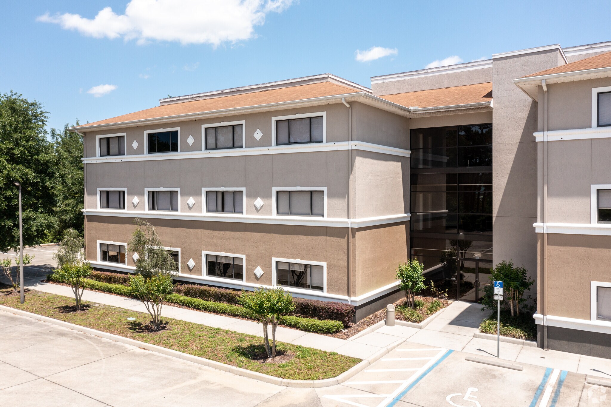 110 Pond Ct, DeBary, FL à louer Photo de l’immeuble– Image 1 sur 10