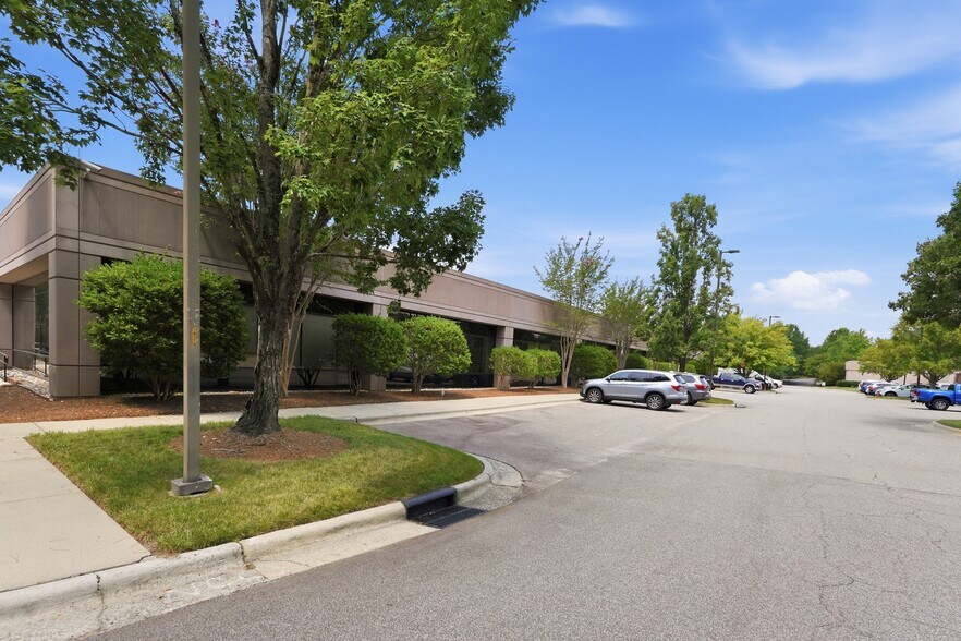 3300 Regency Pky, Cary, NC à louer - Photo de l’immeuble – Image 2 sur 13