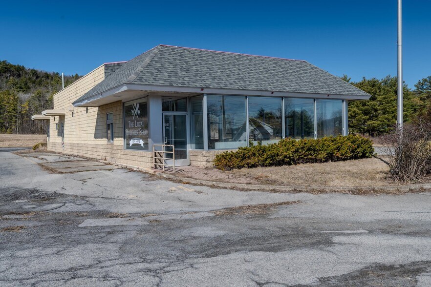 270 Broadway, Whitehall, NY à vendre - Photo principale – Image 1 sur 56