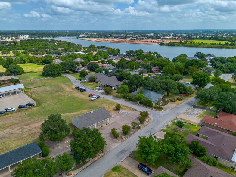 606 S Harbor Ct, Granbury, TX à vendre - Photo de l’immeuble – Image 2 sur 5