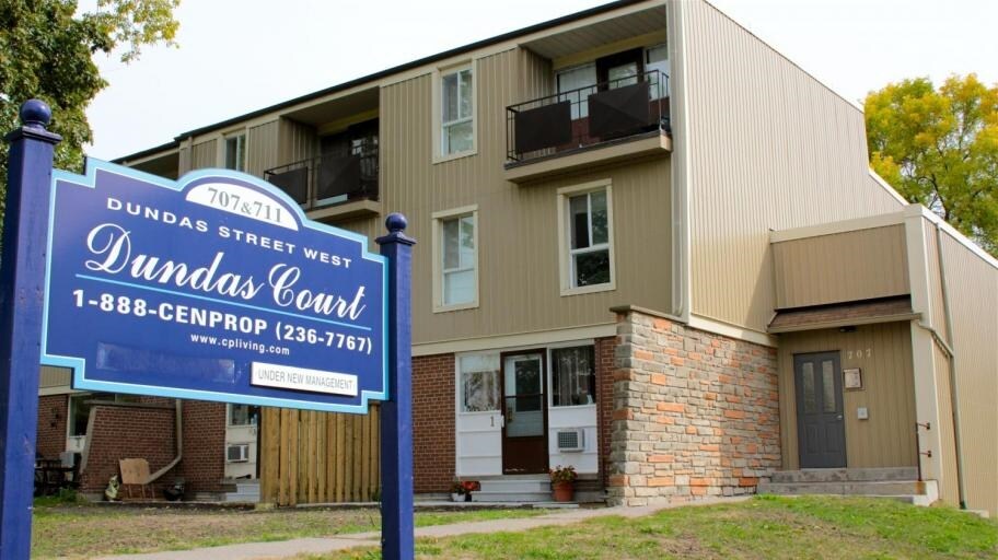 707-711 W Dundas St, Whitby, ON à vendre - Photo de l’immeuble – Image 2 sur 6