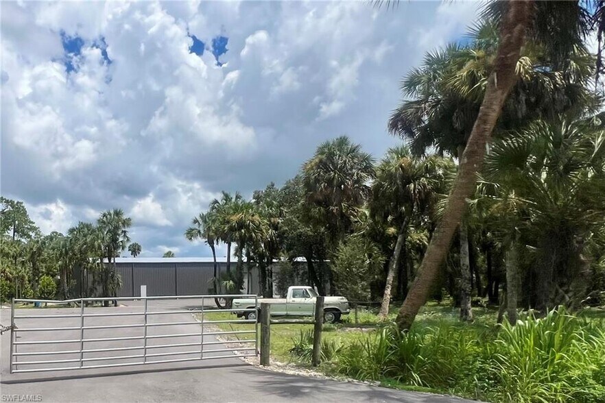 1493 Rock rd, Naples, FL à vendre - Photo de l’immeuble – Image 2 sur 4