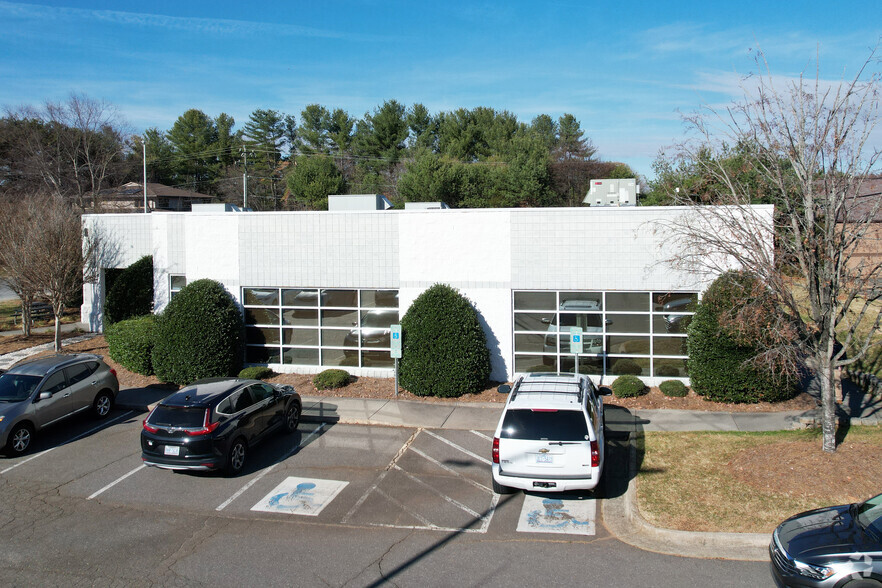 1315 Westbrook Plaza Dr, Winston-Salem, NC à louer - Photo principale – Image 1 sur 7