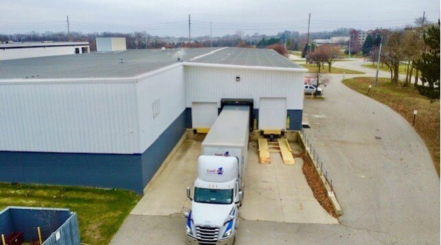 2325 Featherstone Rd, Auburn Hills, MI à louer - Photo de l’immeuble – Image 2 sur 12