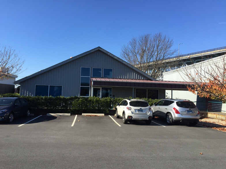 70 Bridge St, Groton, CT à louer - Photo de l’immeuble – Image 1 sur 17