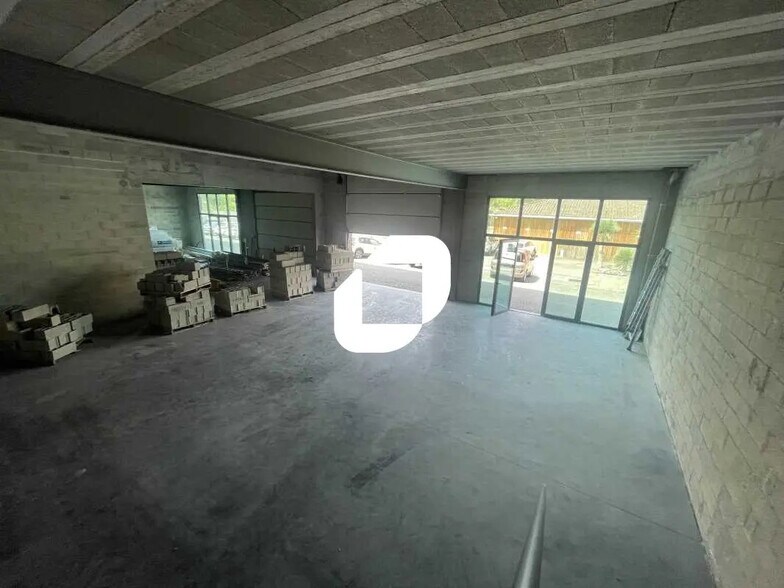 Local d’activités dans SAINT-JEAN-D'ILLAC à louer - Photo de l’immeuble – Image 1 sur 8