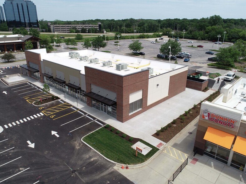 751 N Milwaukee Ave, Wheeling, IL à louer - Photo de l’immeuble – Image 1 sur 7