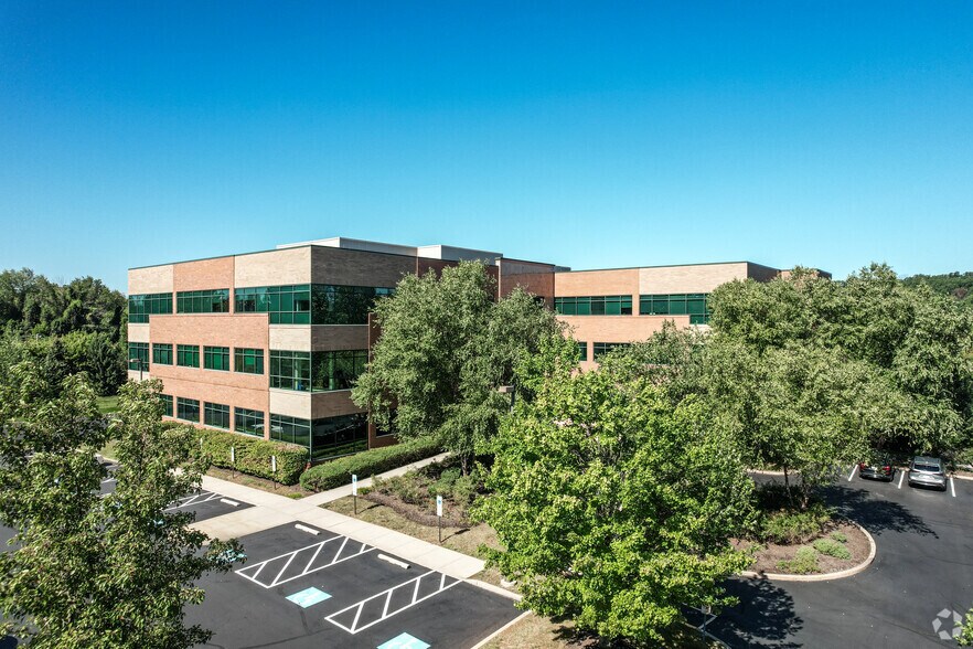 900 Northbrook Dr, Feasterville Trevose, PA à louer - Photo de l’immeuble – Image 2 sur 5