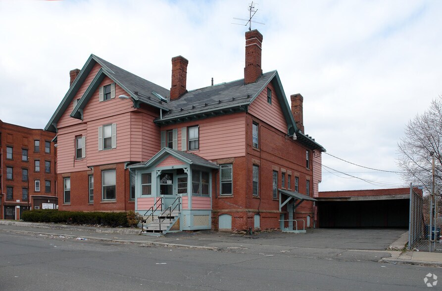 693 Dwight St, Holyoke, MA à vendre - Photo de l’immeuble – Image 2 sur 4