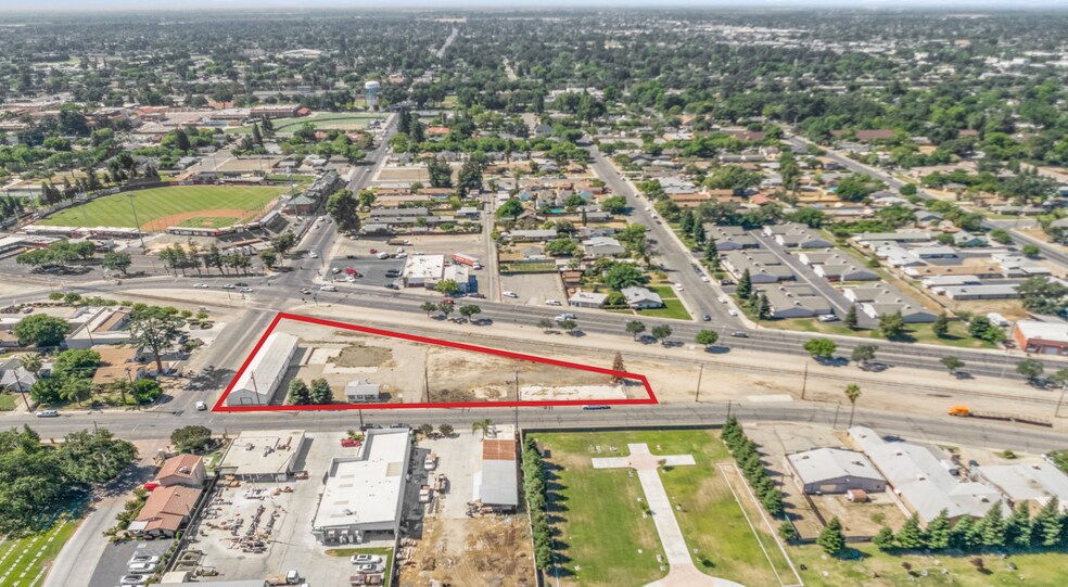 1319 W Goshen Ave, Visalia, CA à vendre - Photo de l’immeuble – Image 2 sur 4