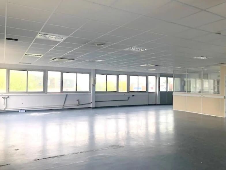 Bureau dans Les Clayes-sous-Bois à louer - Photo de l’immeuble – Image 3 sur 10