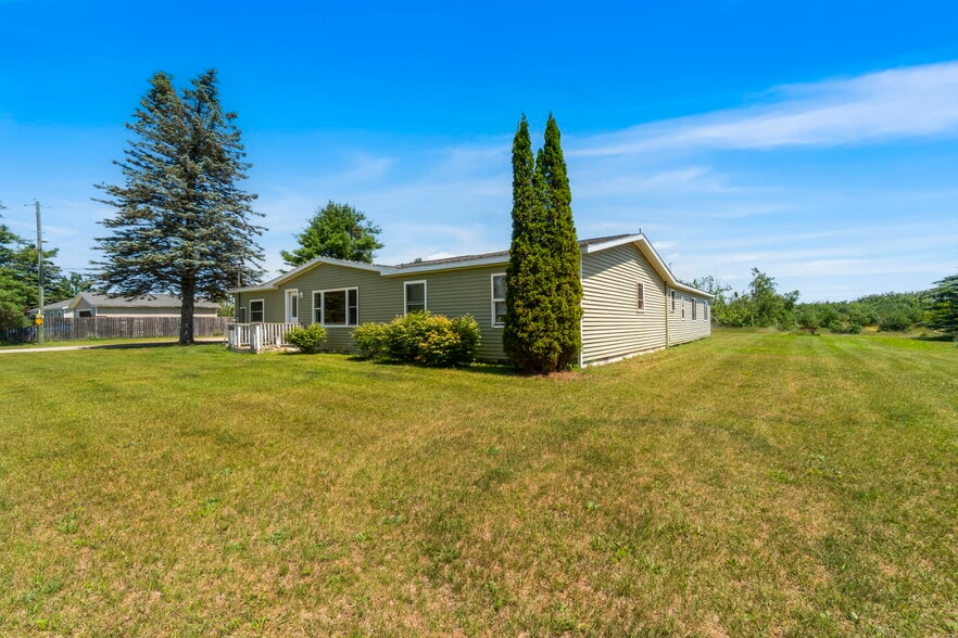 3965 Newt Dr, Gaylord, MI à vendre - Photo de l’immeuble – Image 1 sur 24