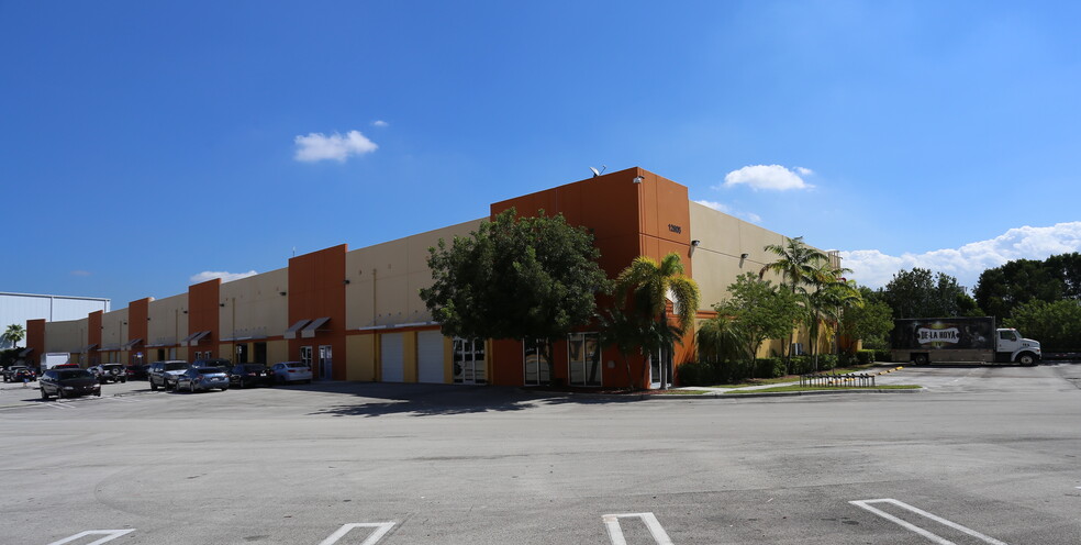 12605 NW 115th Ave, Medley, FL à louer - Photo de l’immeuble – Image 1 sur 1