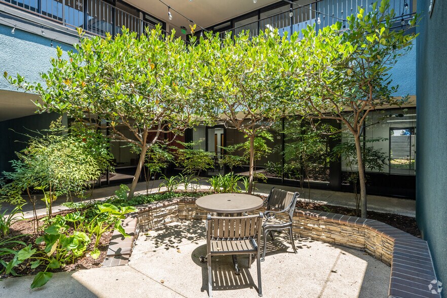 23591 El Toro Rd, Lake Forest, CA à louer - Photo de l’immeuble – Image 2 sur 36