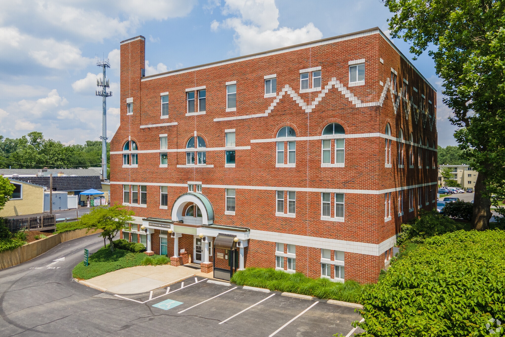 1223 N Providence Rd, Media, PA à louer Photo principale– Image 1 sur 6
