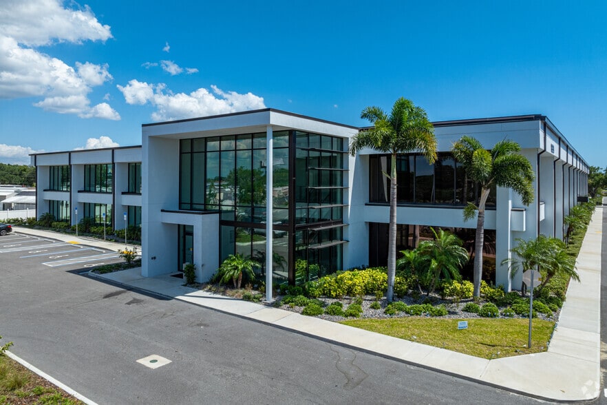 8550 Ulmerton Rd, Largo, FL à louer - Photo principale – Image 1 sur 5