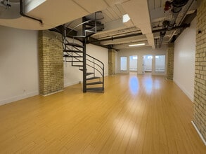 219 Dufferin St, Toronto, ON à louer Photo de l’immeuble– Image 2 sur 3